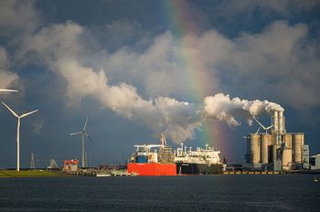 Regenboog boven Eemshaven Energy Terminal