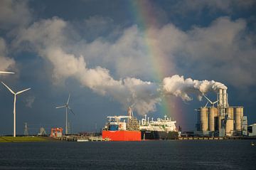 Regenboog boven Eemshaven Energie Terminal van Jan Georg Meijer