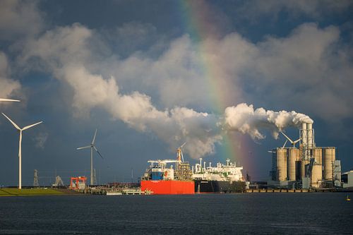 Arc-en-ciel sur le terminal énergétique d'Emshaven