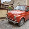 Oude Fiat 500 op plein in Bevagna, Italië van Joost Adriaanse