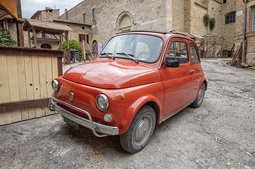 Oude Fiat 500 op plein in Bevagna, Italië