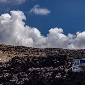 Eenzaam huis aan de kust van Lanzarote van Dennis Eckert