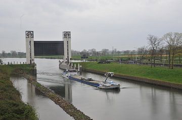 Un bateau franchit la porte de Heumen sur Jeroen Franssen