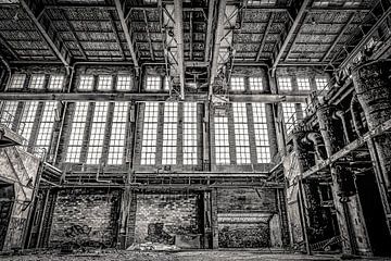 Fenster und Heizkessel in einem stillgelegten Kraftwerk