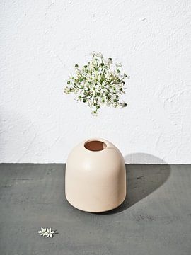 Vase avec Capsella flottante sur Martijn Hoogendoorn