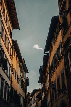 Gebouwen in zonsondergang, geel, blauwe lucht in Firenze van Matthias Verfaille