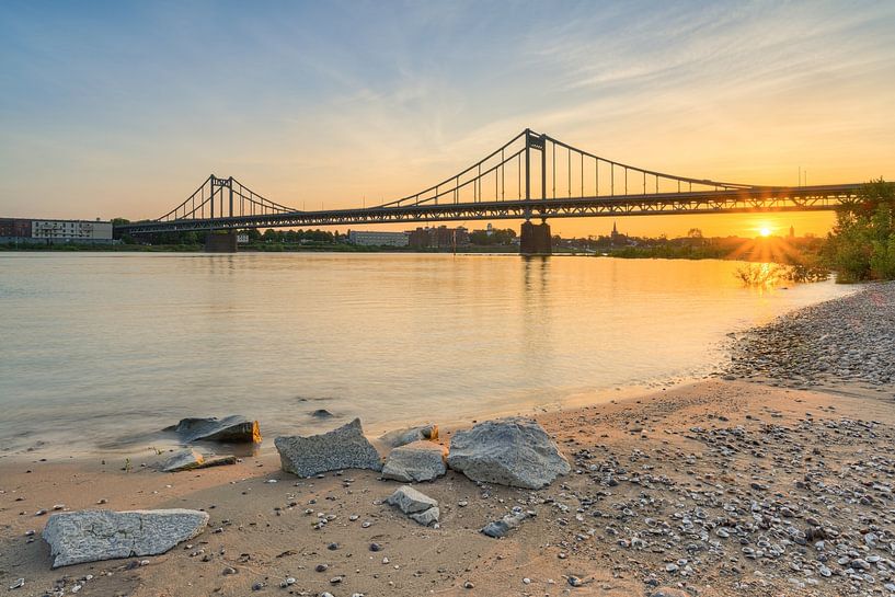 Am Rheinstrand bei der Rheinbrücke Krefeld-Uerdingen von Michael Valjak