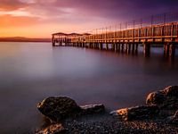 Pier bij zonsondergang