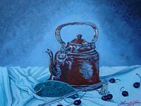 Oude theeketel met kersen