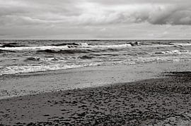 Een dynamische golvenzee aan de Noordzee in Denemarken – zwart-wit