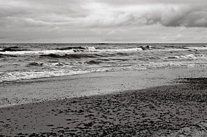 Dynamisches Wellenmeer an der Nordsee in Dänemark - schwarzweiß