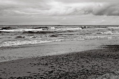 Een dynamische golvenzee aan de Noordzee in Denemarken – zwart-wit