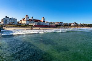 Brandung am Strand in Binz mit Blick zur Strandpromenade
