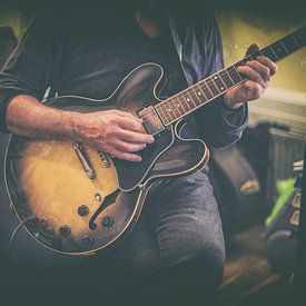 Man speelt gitaar van Patricia Hofmeester
