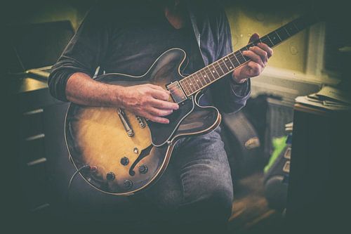 Man speelt gitaar