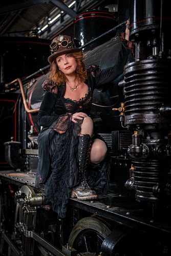 Steampunkgirl op stoomlocomotief van Gé Klein Wolterink