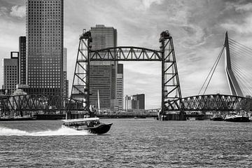 Een watertaxi passeert 3 Rotterdamse bruggen van Stedelijke landschappen - Rick Van der Poorten Fotografie