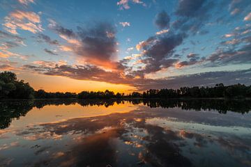 Spiegelend water van Frank Bosman