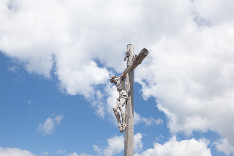 Wood Cross with crucified Christ in Seceda Dolomites par Leanne lovink