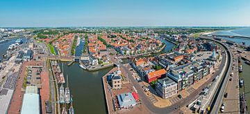 Luchtpanorama van de stad Harlingen in Friesland Nederland van Eye on You