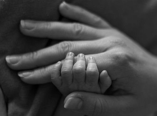 Vastklampen aan moeders hand