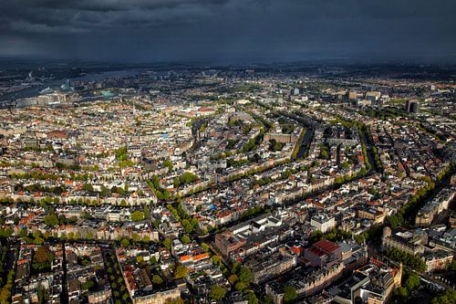 luchtopname van een stevige regenbui boven het centrum van Amsterdam