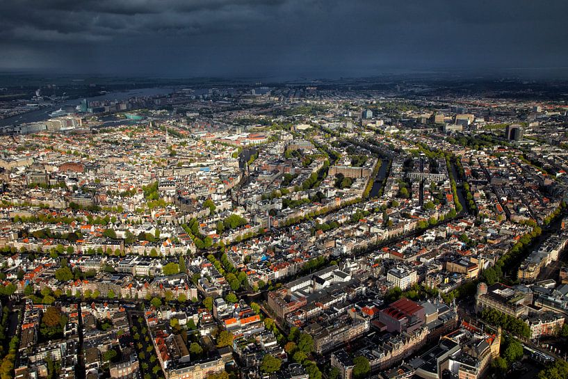 luchtopname van een stevige regenbui boven het centrum van Amsterdam van Marco van Middelkoop
