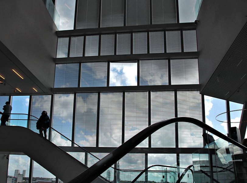 Niederländischer Himmel durch ein Fenster von Heleen Padje