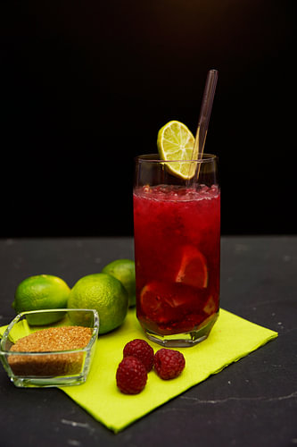 Frambozen ruwe suiker limoen rum cocktail.