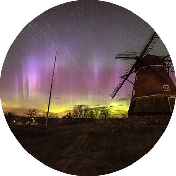 Northern lights with windmill van Marc Hollenberg