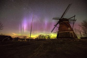 Northern lights with windmill by Marc Hollenberg
