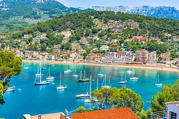 Blick auf Port de Soller schöne Küste mit Strand und Jachthafen von Alex Winter