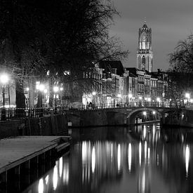 Zicht op Zandbrug en Oudegracht in Utrecht vanaf de Bemuurde Weerd, ZWART WIT van Donker Utrecht
