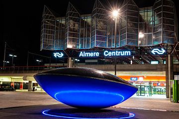 Centraal Station Almere Stad bij Nacht