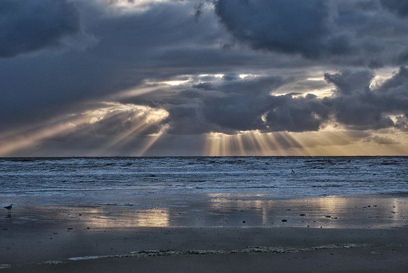 Duistere zonsondergang by Louis Kreuk