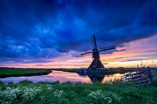 Zonsondergang met dreigende lucht