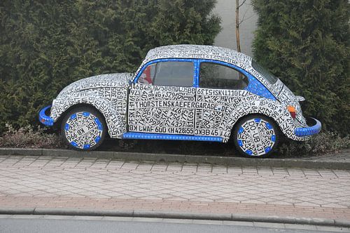 Volkswagen Kever met nummerborden.