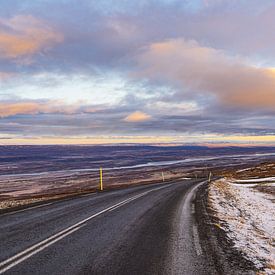 Straße und Landschaft im Osten von Island von Rico Ködder