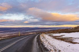 Weg en landschap in het oosten van IJsland van Rico Ködder