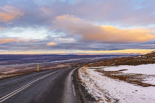 Weg en landschap in het oosten van IJsland