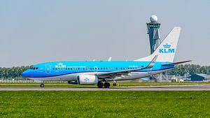 Eine Boeing 737-700 der KLM startet von der Polderbahn.