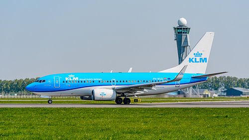 Eine Boeing 737-700 der KLM startet von der Polderbahn.