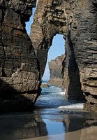 Steenformatie op het strand Playa de las Catedrales