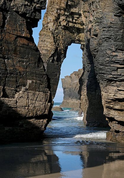 Steenformatie op het strand Playa de las Catedrales van Lensw0rld