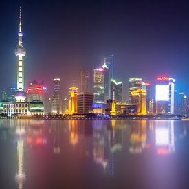 Shanghai Skyline in de avond van Marcel Samson