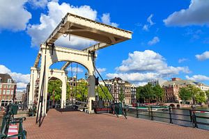 Magere brug Amsterdam met blauwe lucht sur Dennis van de Water
