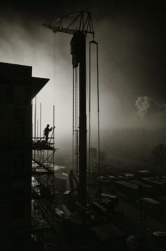 Ouvrier de construction dans le brouillard