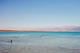 Drijven in de Dode Zee von Lauri Miriam van Bodegraven