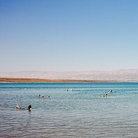 Floating in the Dead Sea von Lauri Miriam van Bodegraven