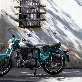 Royal Enfield 500 classic motor in Barcelona van Charley Aimée